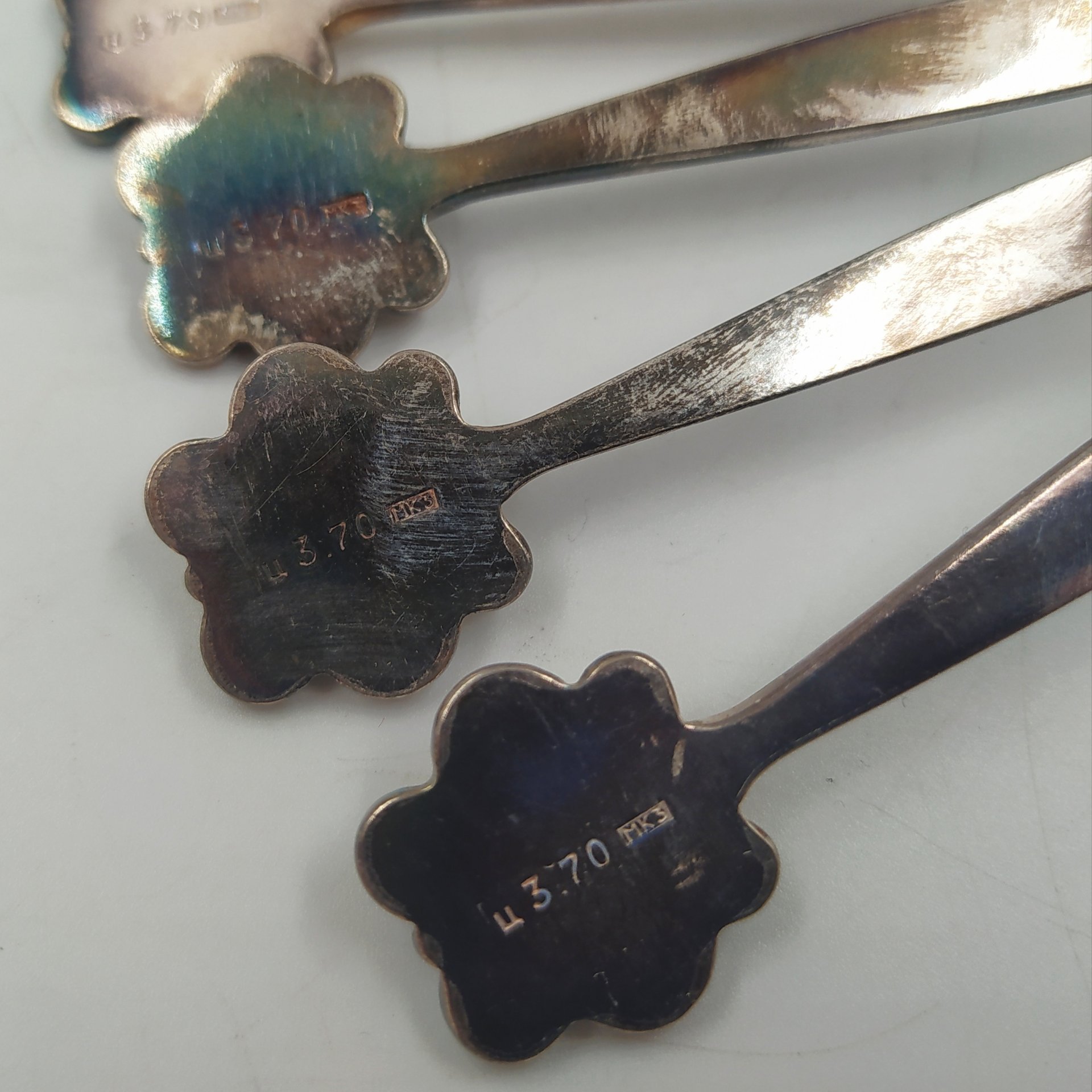 Набор из шести чайных ложек с декором в виде завитков на черенках, мельхиор (медь-никель), золочение, Артель «Красносельский ювелир», СССР, 1970-1990 гг.