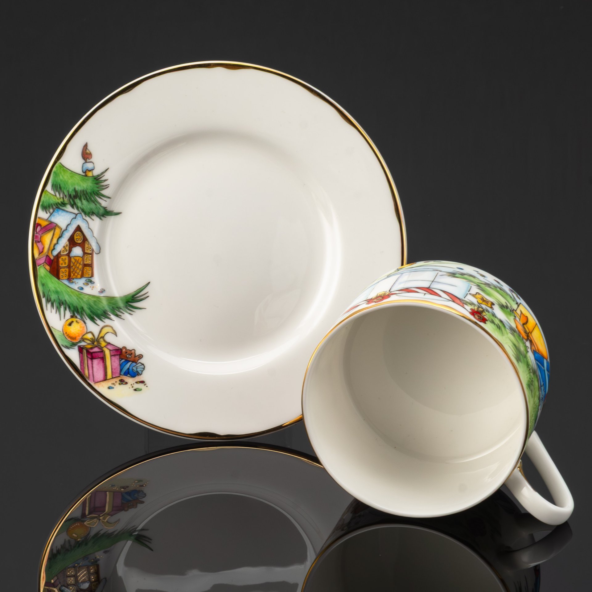Чайная пара "Щелкунчик" (Русский танец), автор Романов Е., художник Бисерова А., фарфор, роспись, золочение, Российская Федерация, 2025 г.