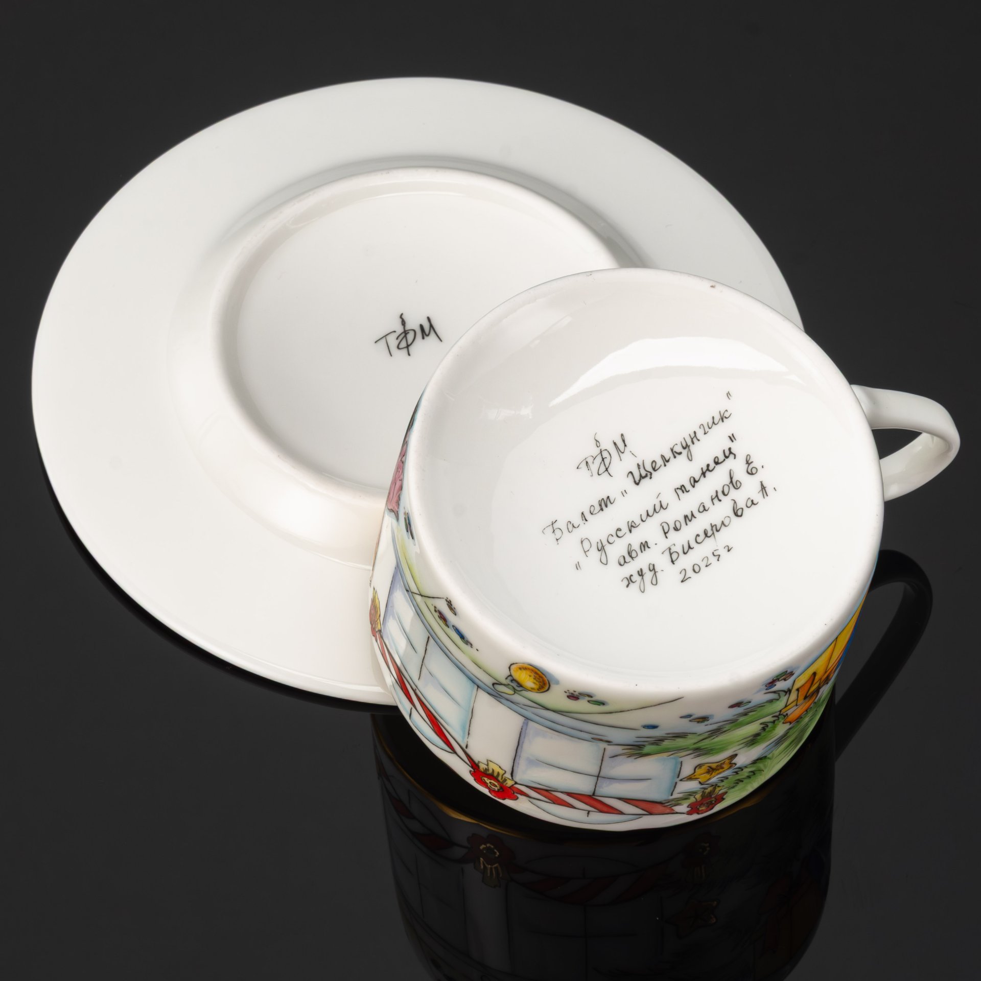 Чайная пара "Щелкунчик" (Русский танец), автор Романов Е., художник Бисерова А., фарфор, роспись, золочение, Российская Федерация, 2025 г.