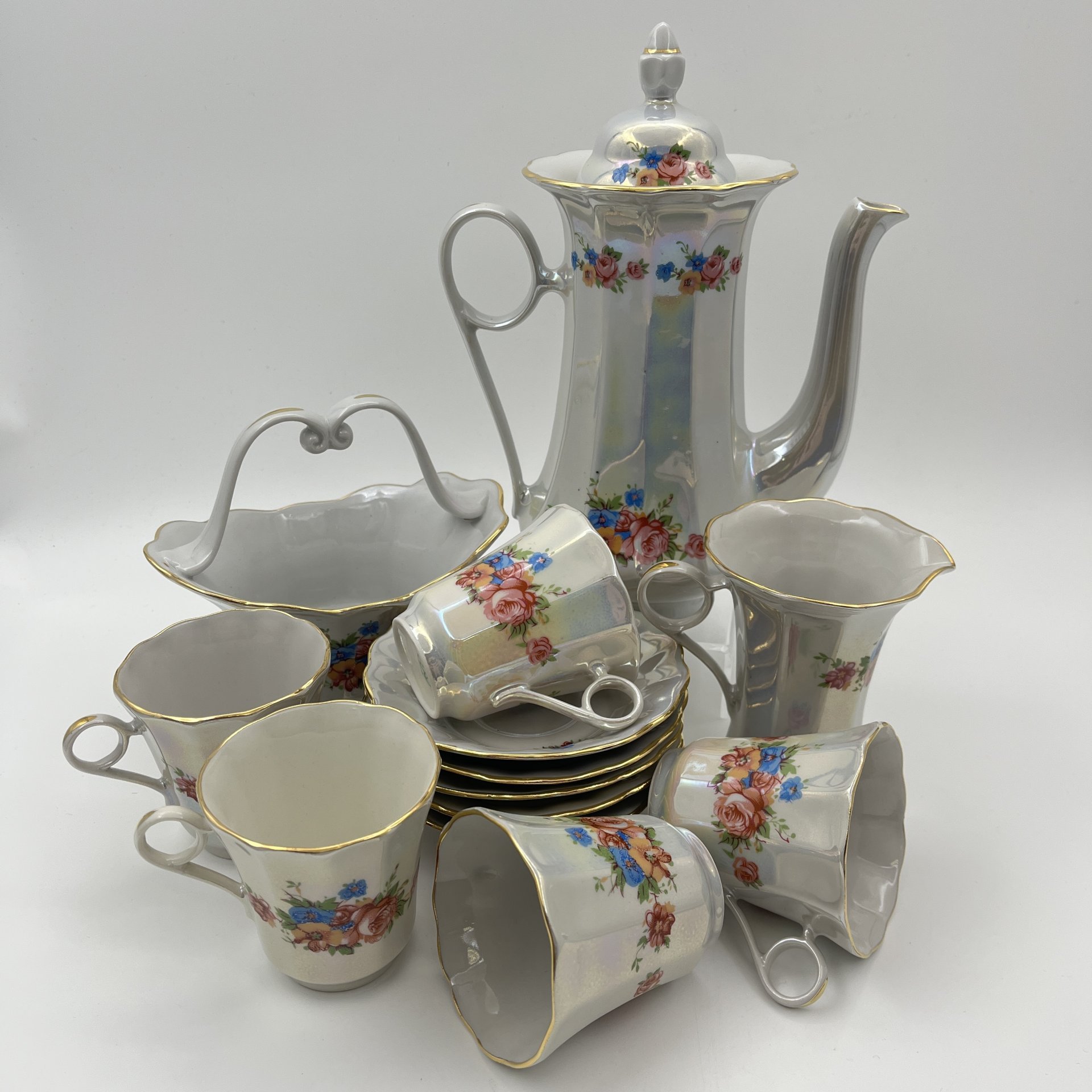Сервиз кофейный на 5 персон, украшенный цветочным декором (13 предметов), фарфор, деколь, люстр, Коростенский фарфоровый завод (КФЗ), СССР, 1970-1990 гг.