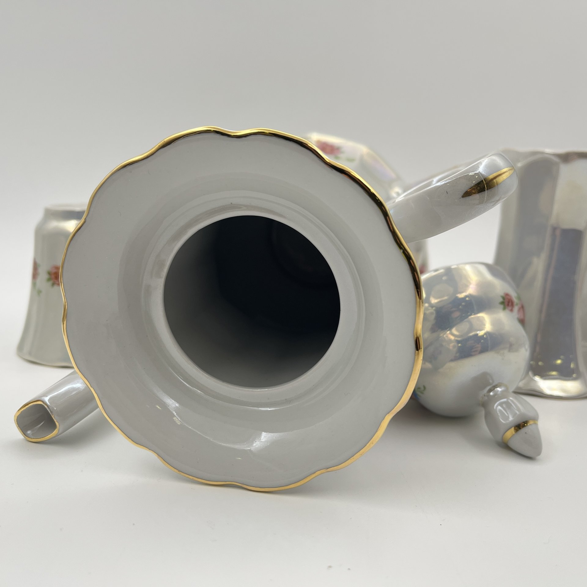 Сервиз кофейный на 5 персон, украшенный цветочным декором (13 предметов), фарфор, деколь, люстр, Коростенский фарфоровый завод (КФЗ), СССР, 1970-1990 гг.