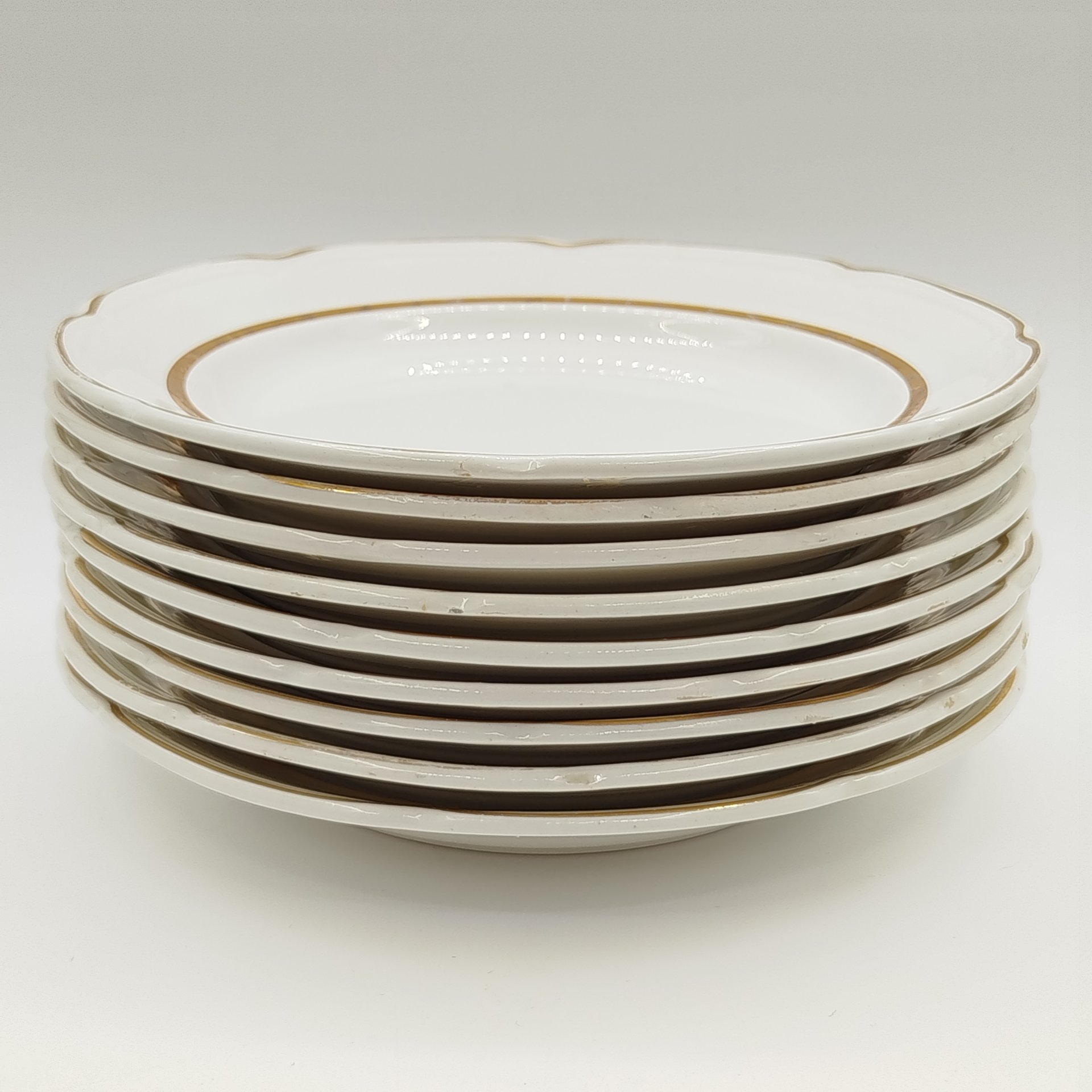 Набор из 9-ти десертных тарелок с декором в виде золотой каймы, Конаковский фаянсовый завод им. М.И. Калинина (ЗиК Конаково)