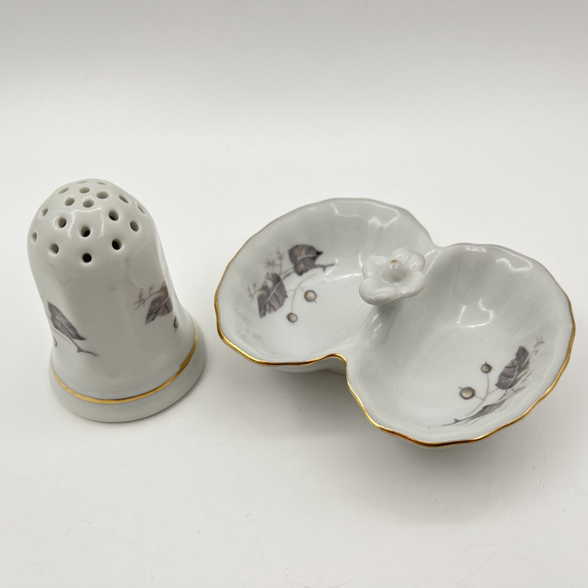 Набор для сервировки стола (4 предмета), украшенный изображением розы, фарфор, деколь, золочение, Karolina (Фарфоровая мануфактура «Каролина», Польша), Польша, 1980-1990 гг.