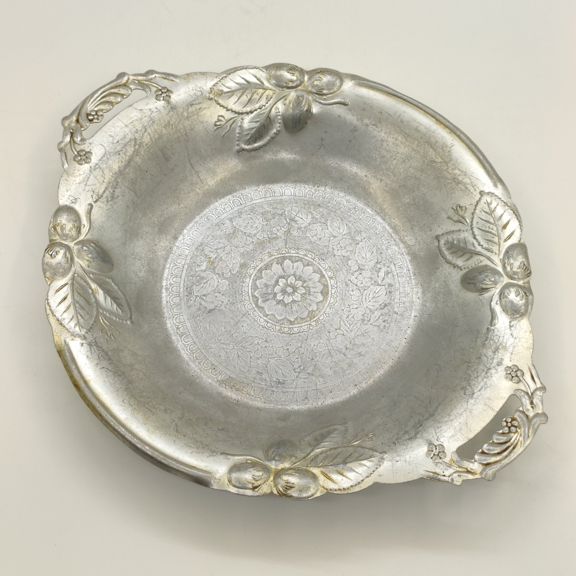 Блюдо (фруктовница) с двумя ручками, украшенное рельефным декором в виде крыжовника, Нововятский механический завод