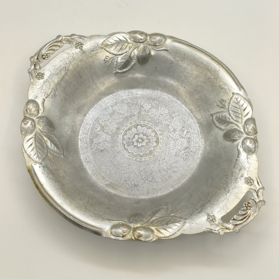 Блюдо (фруктовница) с двумя ручками, украшенное рельефным декором в виде крыжовника, Нововятский механический завод