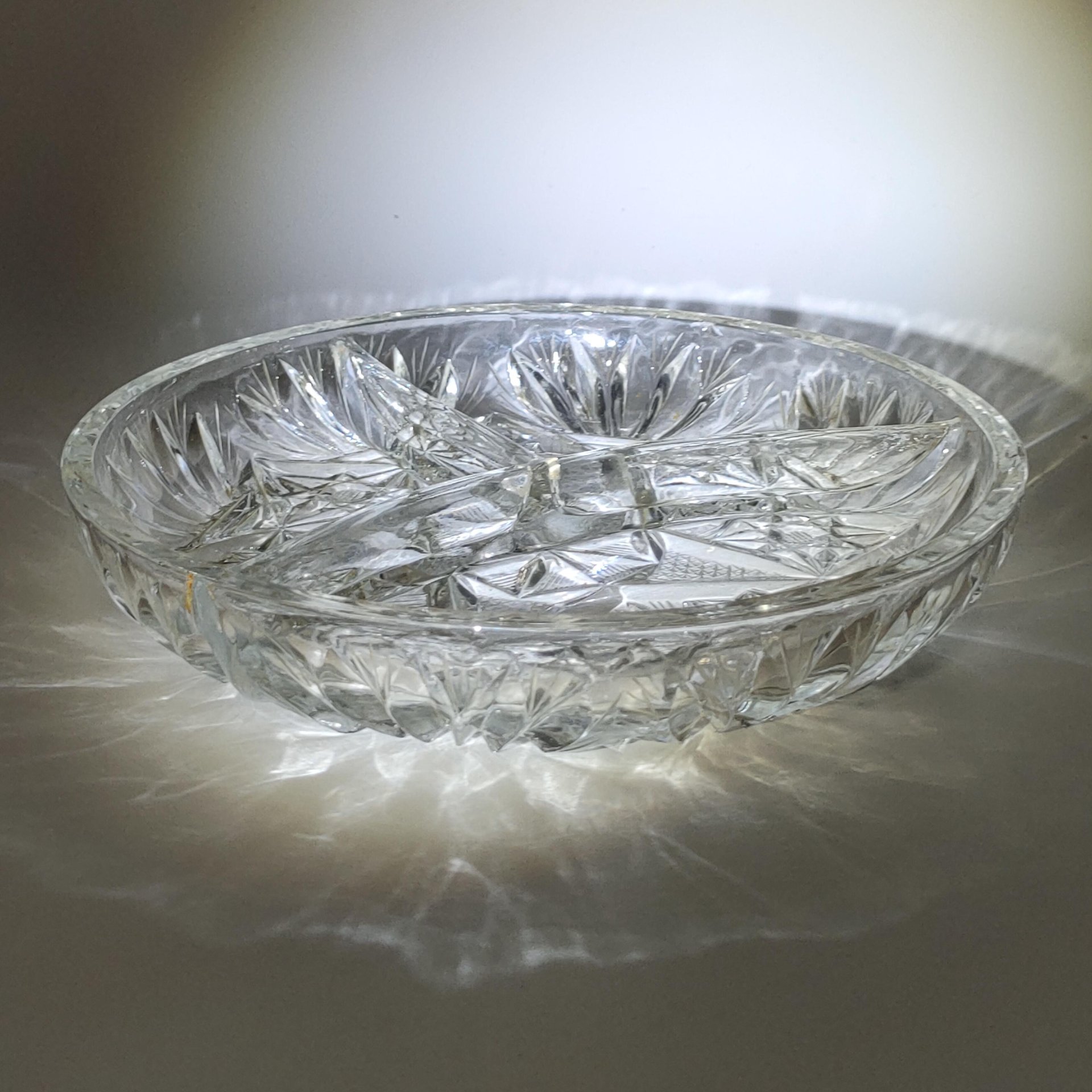 Менажница трёхсекционная с геометрическим декором, Стекольный завод им. Володарского, стекло, алмазная грань, СССР, 1970-1990 гг.