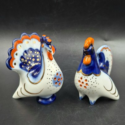 Набор для специй (солонка и перечница) "Петух и индюк", скульптор М.Н. Мох, фарфор, роспись, золочение, Ленинградский фарфоровый завод (ЛФЗ), СССР, 1960-1992 гг.