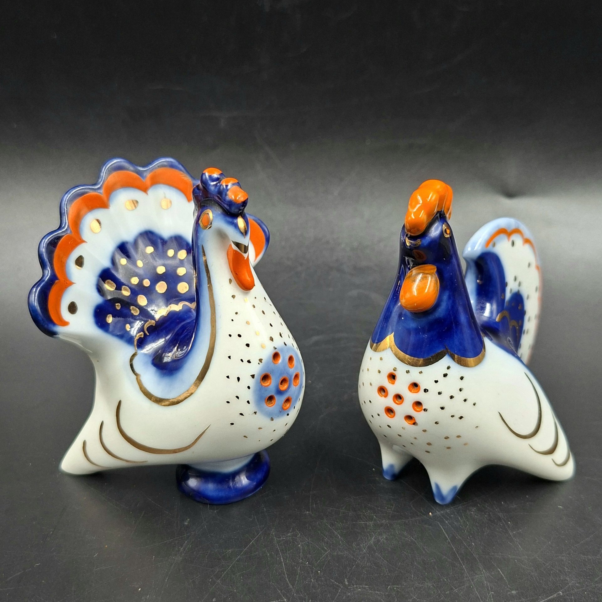 Набор для специй (солонка и перечница) "Петух и индюк", скульптор М.Н. Мох, фарфор, роспись, золочение, Ленинградский фарфоровый завод (ЛФЗ), СССР, 1960-1992 гг.