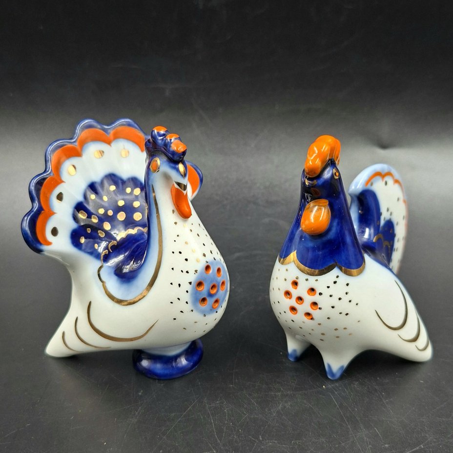 Набор для специй (солонка и перечница) "Петух и индюк", скульптор М.Н. Мох, фарфор, роспись, золочение, Ленинградский фарфоровый завод (ЛФЗ), СССР, 1960-1992 гг.