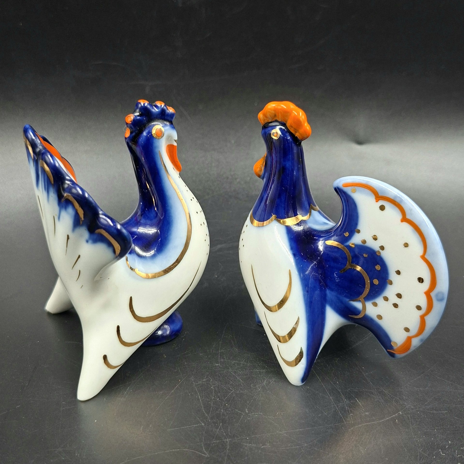 Набор для специй (солонка и перечница) "Петух и индюк", скульптор М.Н. Мох, фарфор, роспись, золочение, Ленинградский фарфоровый завод (ЛФЗ), СССР, 1960-1992 гг.