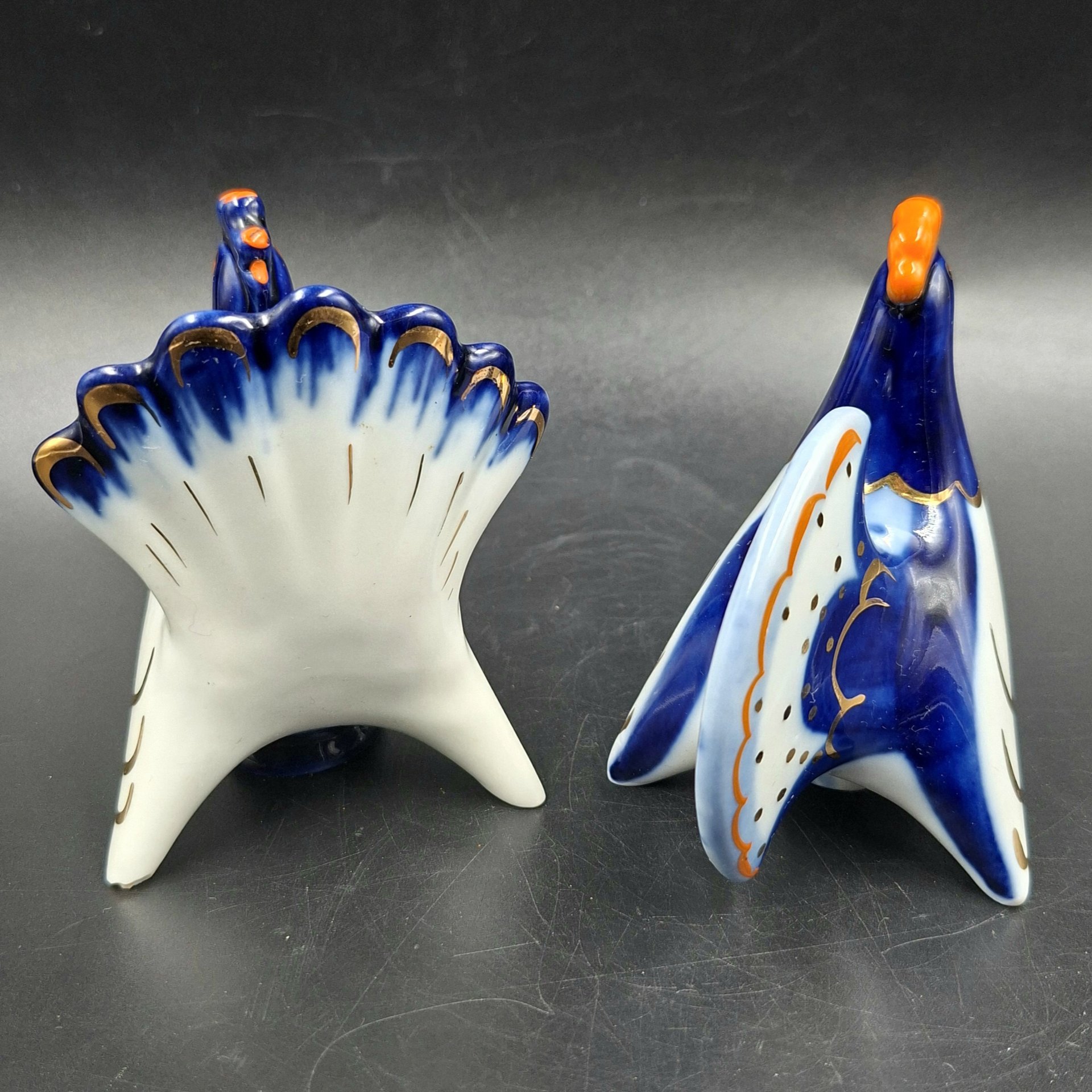 Набор для специй (солонка и перечница) "Петух и индюк", скульптор М.Н. Мох, фарфор, роспись, золочение, Ленинградский фарфоровый завод (ЛФЗ), СССР, 1960-1992 гг.