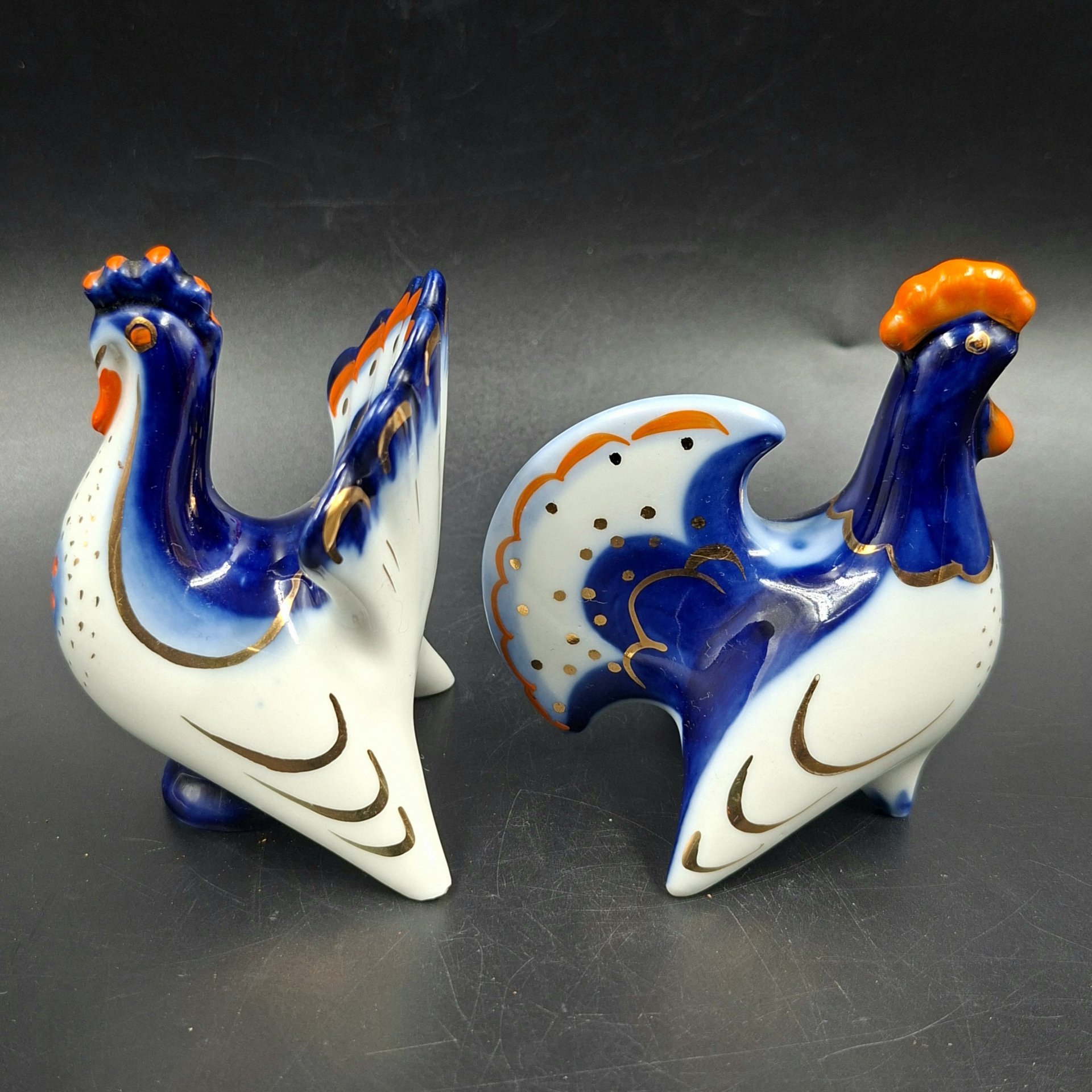 Набор для специй (солонка и перечница) "Петух и индюк", скульптор М.Н. Мох, фарфор, роспись, золочение, Ленинградский фарфоровый завод (ЛФЗ), СССР, 1960-1992 гг.