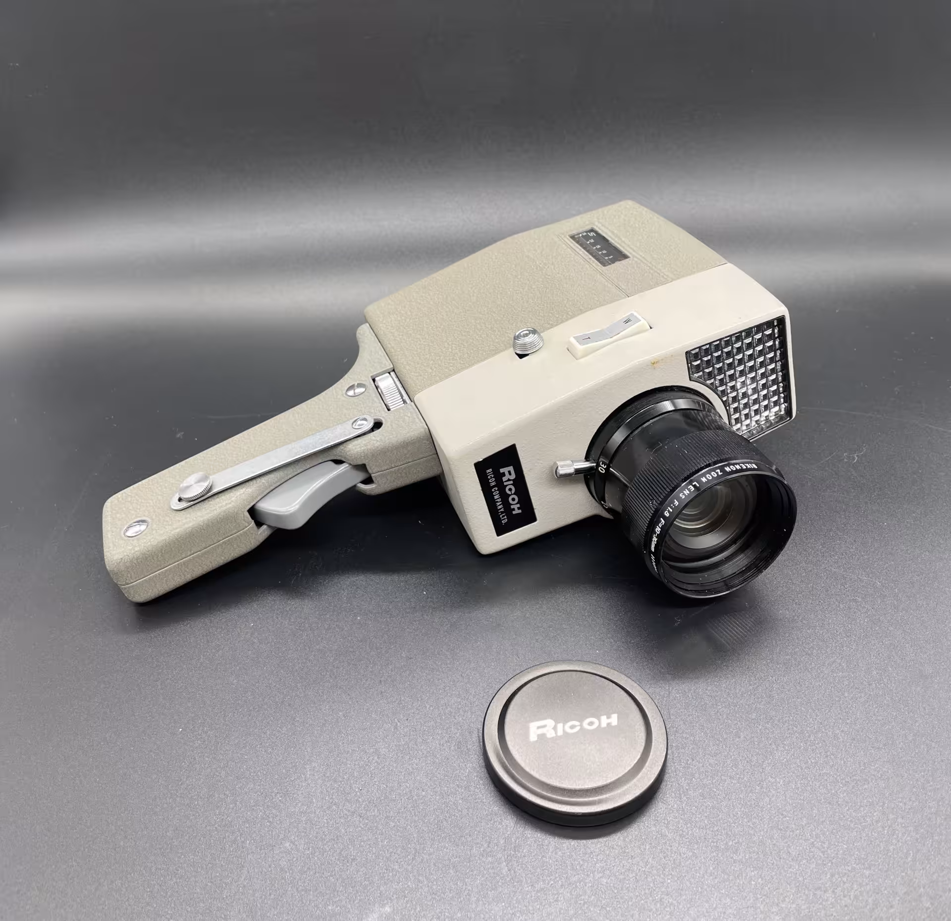 Кинокамера "Ricoh Autozoom" в родном кофре