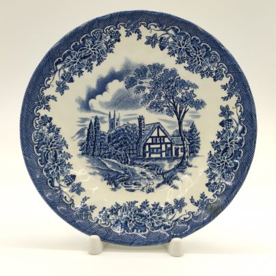 Тарелка пирожковая, в бело-голубой гамме с изображением пейзажа, Churchill, фаянс, деколь, Великобритания, 2010-2015 гг.