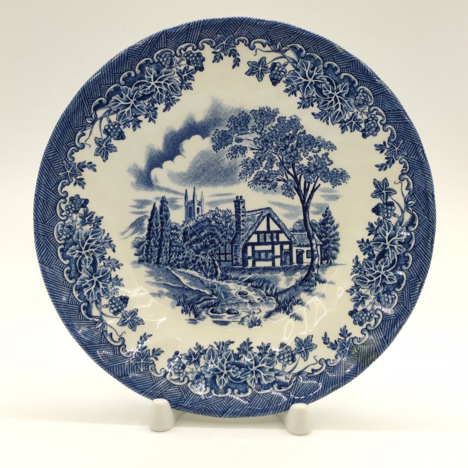 Тарелка пирожковая, в бело-голубой гамме с изображением пейзажа, Churchill, фаянс, деколь, Великобритания, 2010-2015 гг.