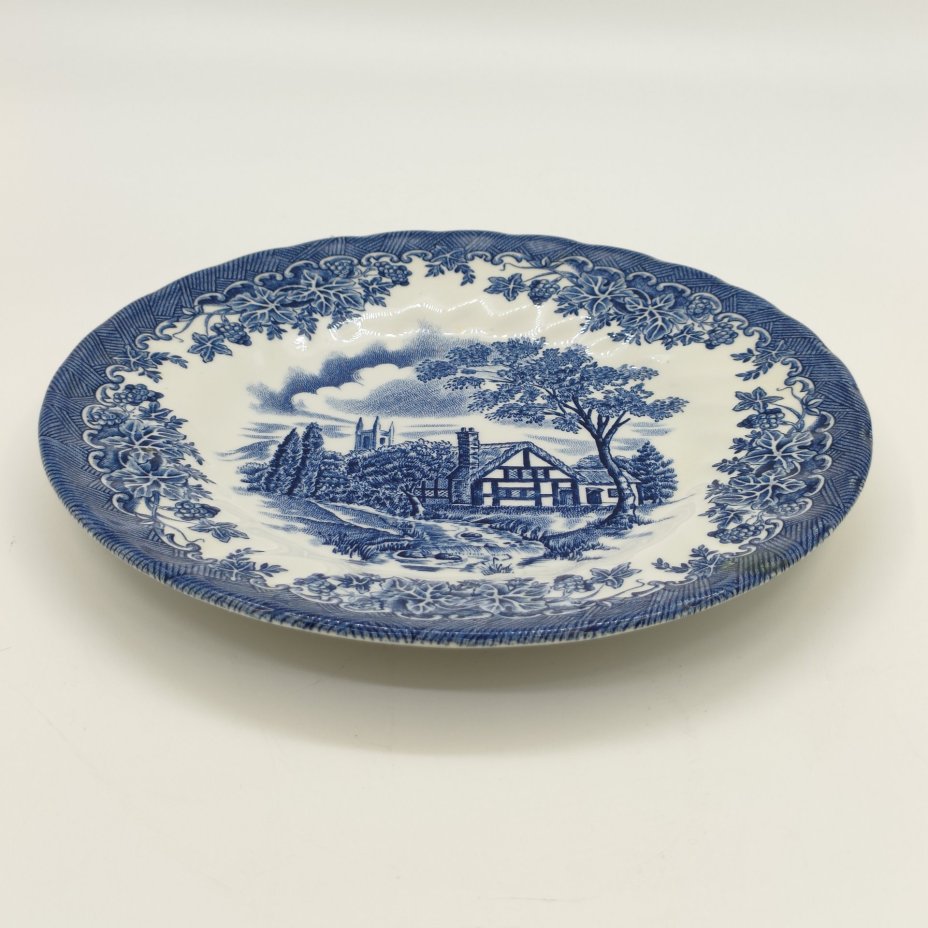 Тарелка пирожковая, в бело-голубой гамме с изображением пейзажа, Churchill