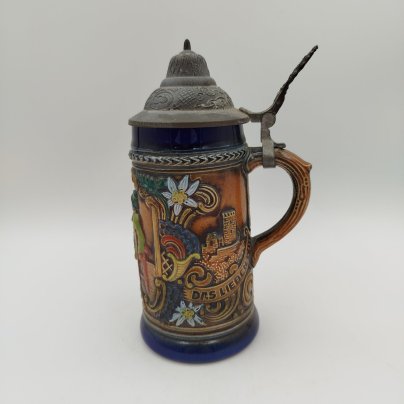 Кружка пивная, украшенная изображением сценки в трактире и надписью "Счастливы с пивом - нам это нравится", керамика, рельеф, крышка -олово, Gerzit Gerz, Германия, 1960-1990 гг., Gerzit Gerz
