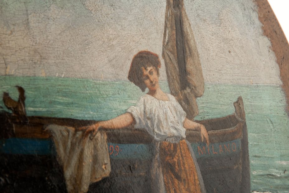 Картина на художественной палитре "In riva al mare. Milan" ("На берегу моря. Милан"), изображающая девушку у лодки, неизвестный художник