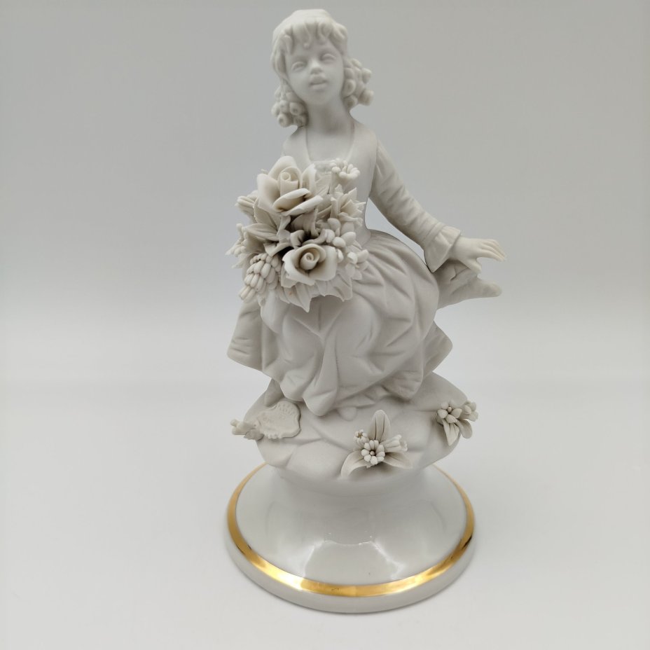 Статуэтка "Юная красотка с букетом цветов", бисквит, золочение, Capodimonte (Каподимонте), Италия, 1970-1990 гг.