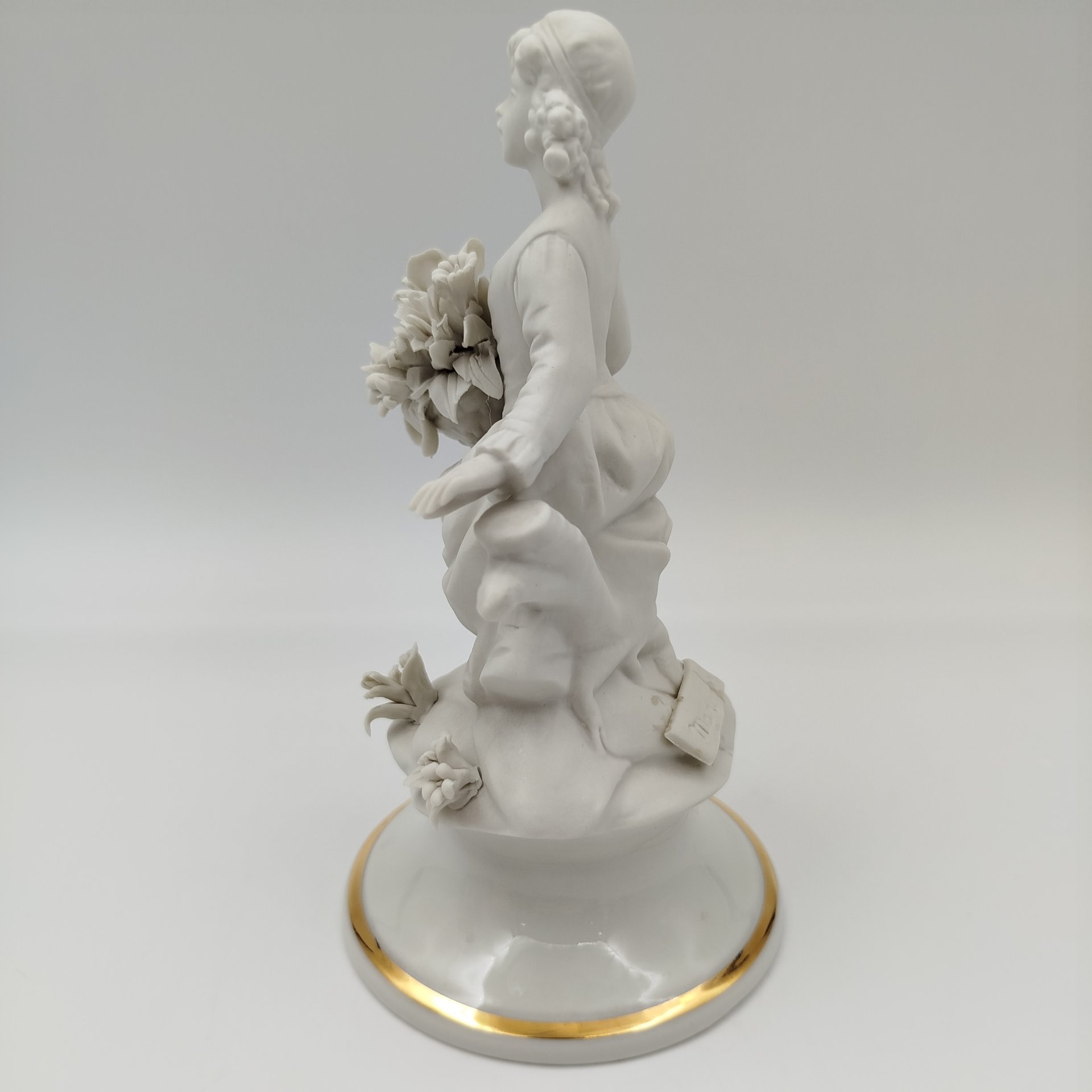 Статуэтка "Юная красотка с букетом цветов", бисквит, золочение, Capodimonte (Каподимонте), Италия, 1970-1990 гг.