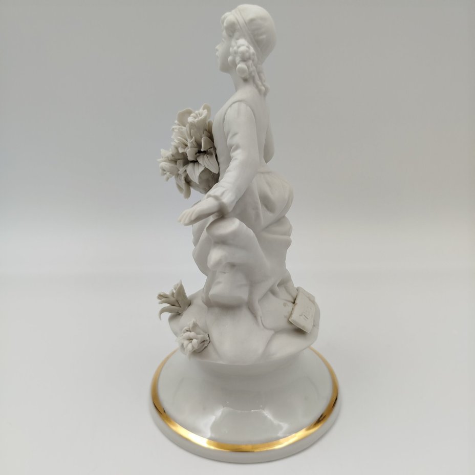 Статуэтка "Юная красотка с букетом цветов", бисквит, золочение, Capodimonte (Каподимонте), Италия, 1970-1990 гг.