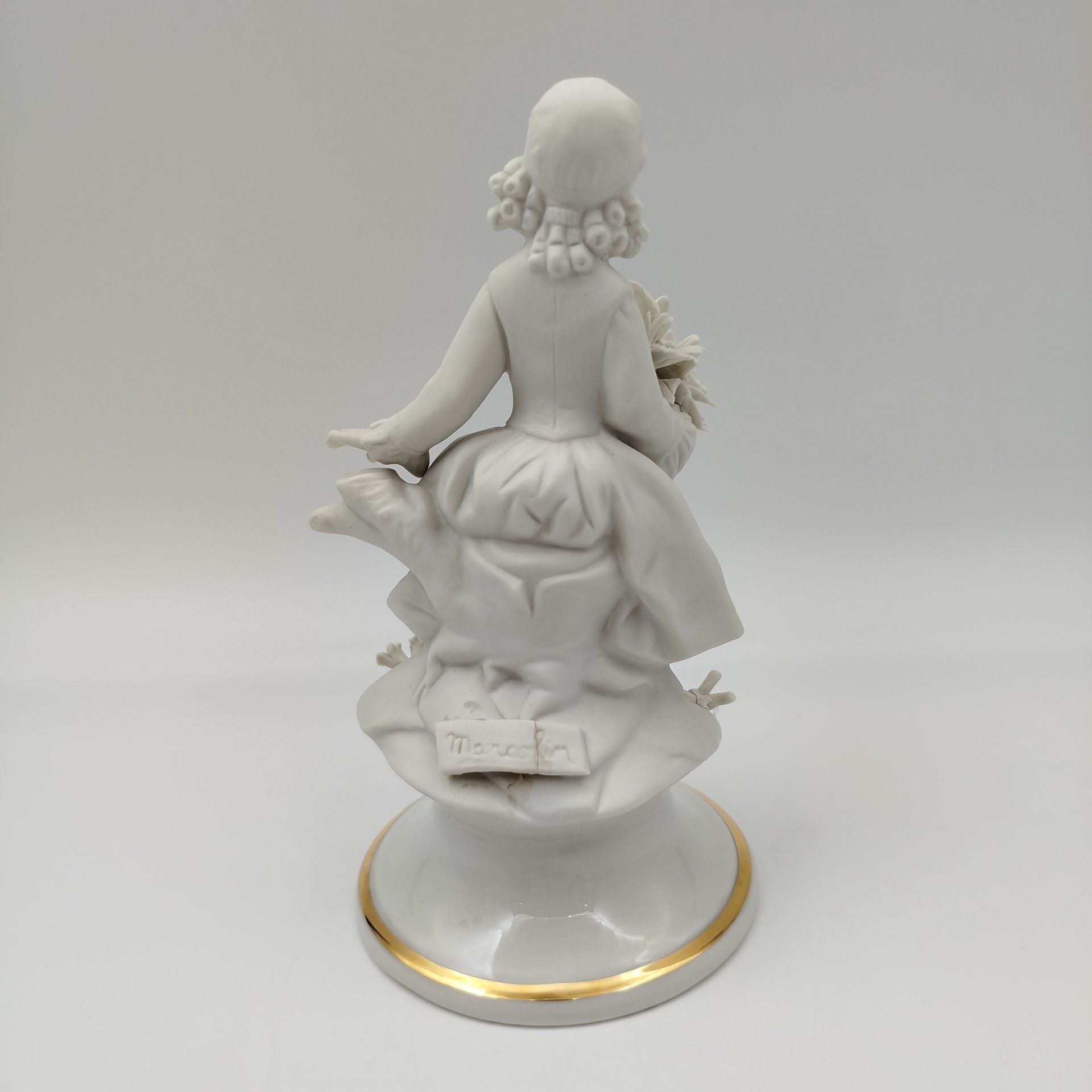 Статуэтка "Юная красотка с букетом цветов", бисквит, золочение, Capodimonte (Каподимонте), Италия, 1970-1990 гг.