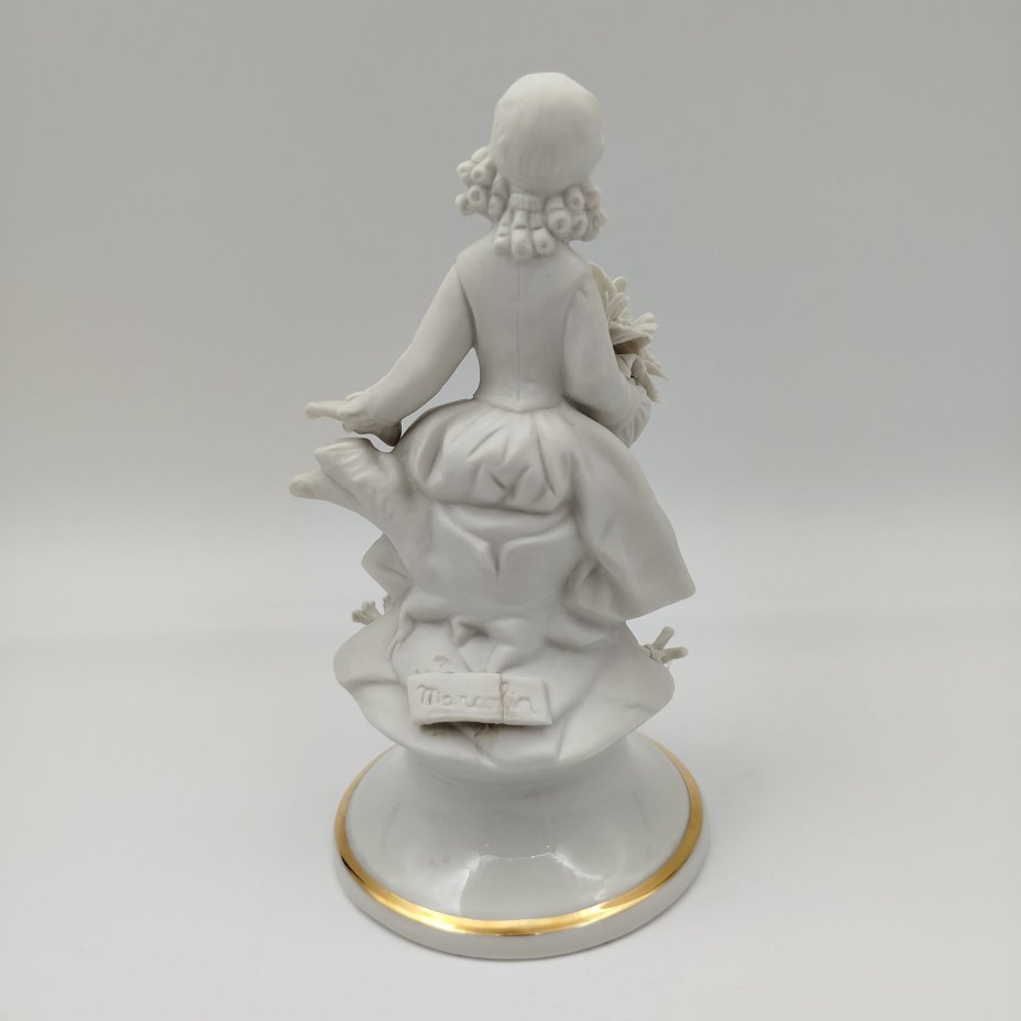 Статуэтка "Юная красотка с букетом цветов", бисквит, золочение, Capodimonte (Каподимонте), Италия, 1970-1990 гг.
