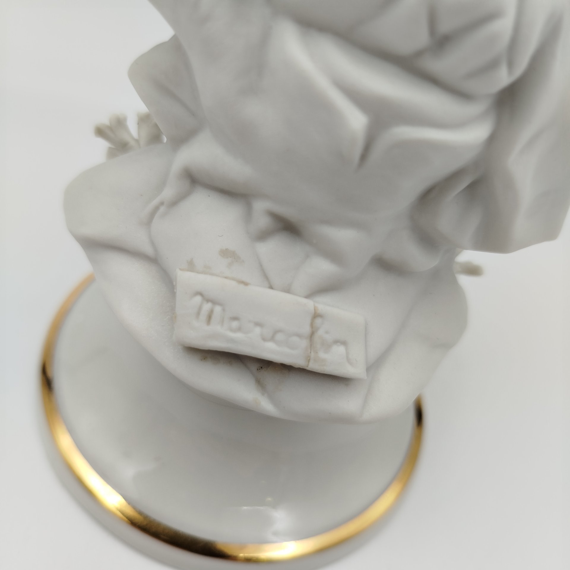 Статуэтка "Юная красотка с букетом цветов", бисквит, золочение, Capodimonte (Каподимонте), Италия, 1970-1990 гг.