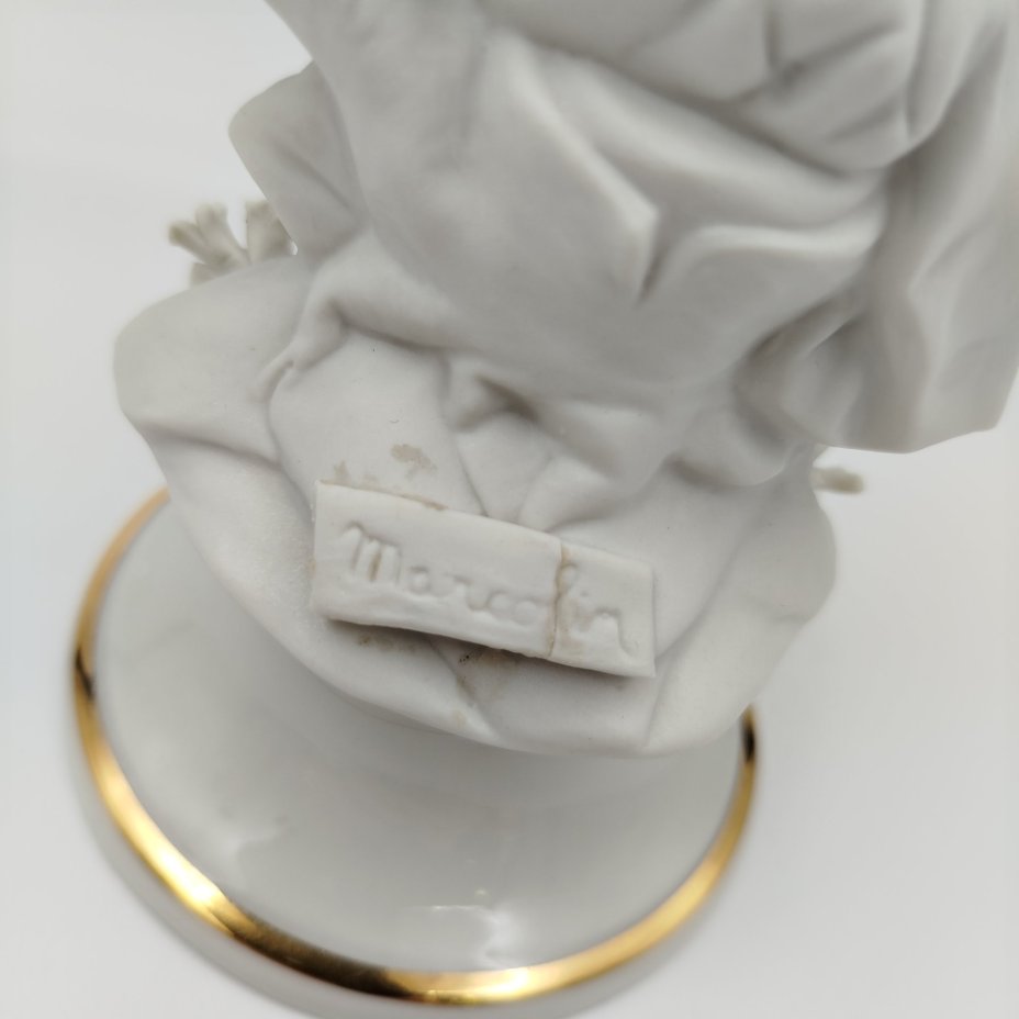 Статуэтка "Юная красотка с букетом цветов", бисквит, золочение, Capodimonte (Каподимонте), Италия, 1970-1990 гг.