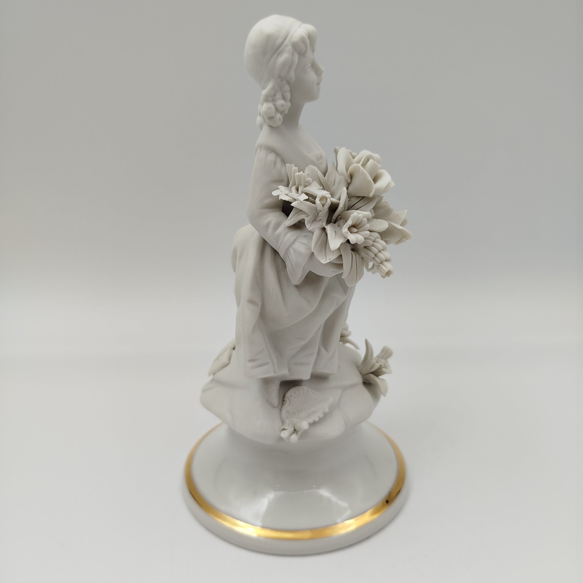 Статуэтка "Юная красотка с букетом цветов", бисквит, золочение, Capodimonte (Каподимонте), Италия, 1970-1990 гг.