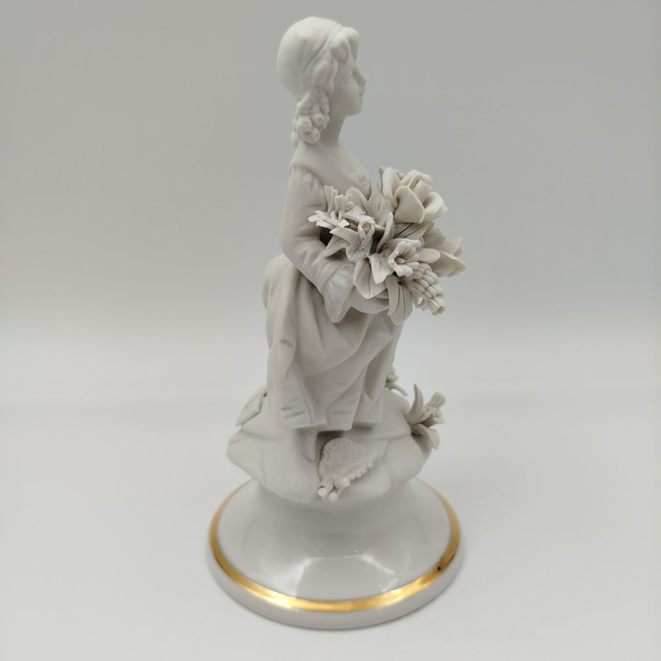 Статуэтка "Юная красотка с букетом цветов", бисквит, золочение, Capodimonte (Каподимонте), Италия, 1970-1990 гг.