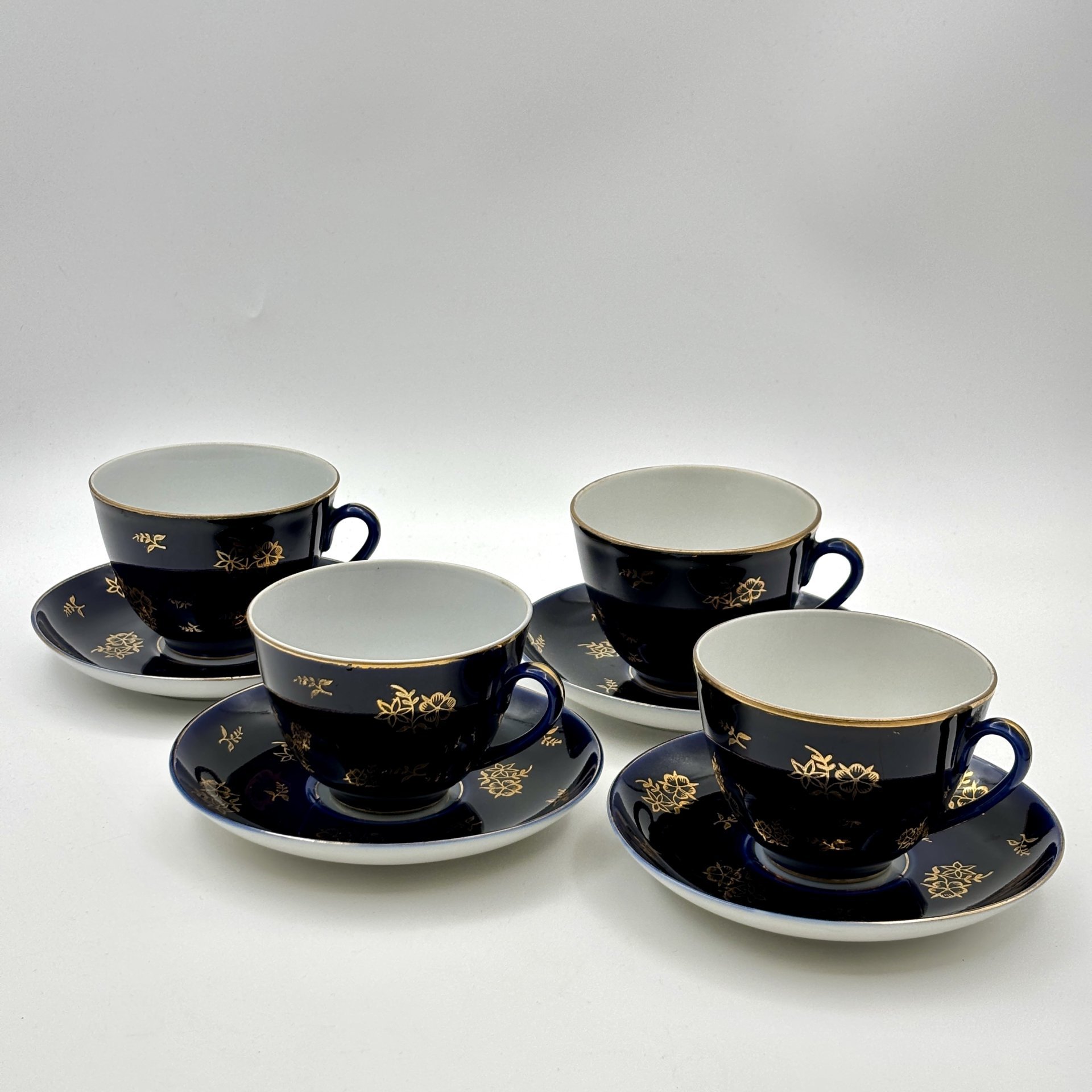 Набор из четырех чайных пар с цветочным декором