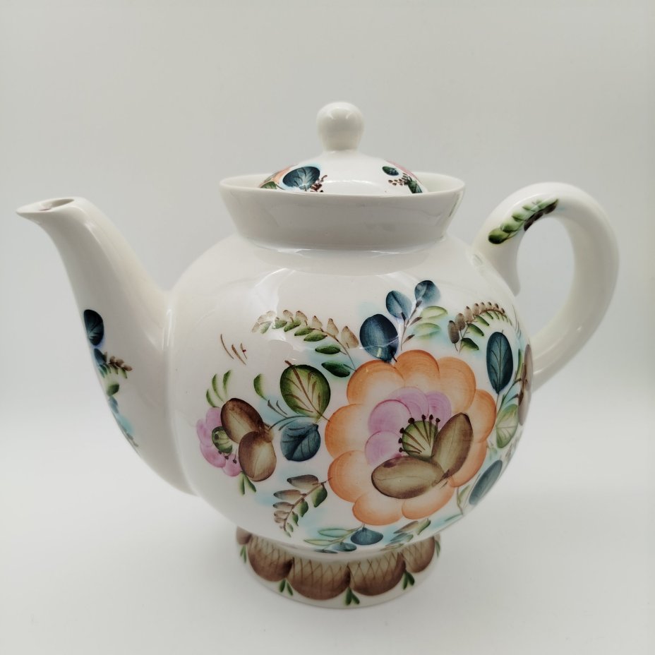 Доливной чайник, украшенный растительным декором, фаянс, роспись, Семикаракорская керамика (Семикаракорский райпромкомбинат), СССР, 1970-1990 гг.