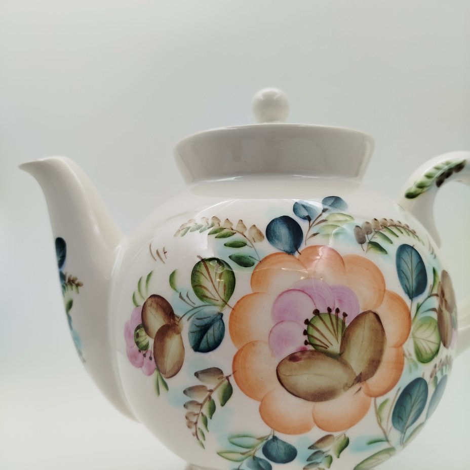 Доливной чайник, украшенный растительным декором, фаянс, роспись, Семикаракорская керамика (Семикаракорский райпромкомбинат), СССР, 1970-1990 гг.