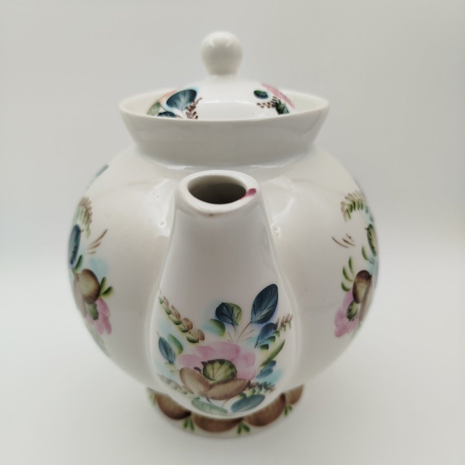 Доливной чайник, украшенный растительным декором, фаянс, роспись, Семикаракорская керамика (Семикаракорский райпромкомбинат), СССР, 1970-1990 гг.