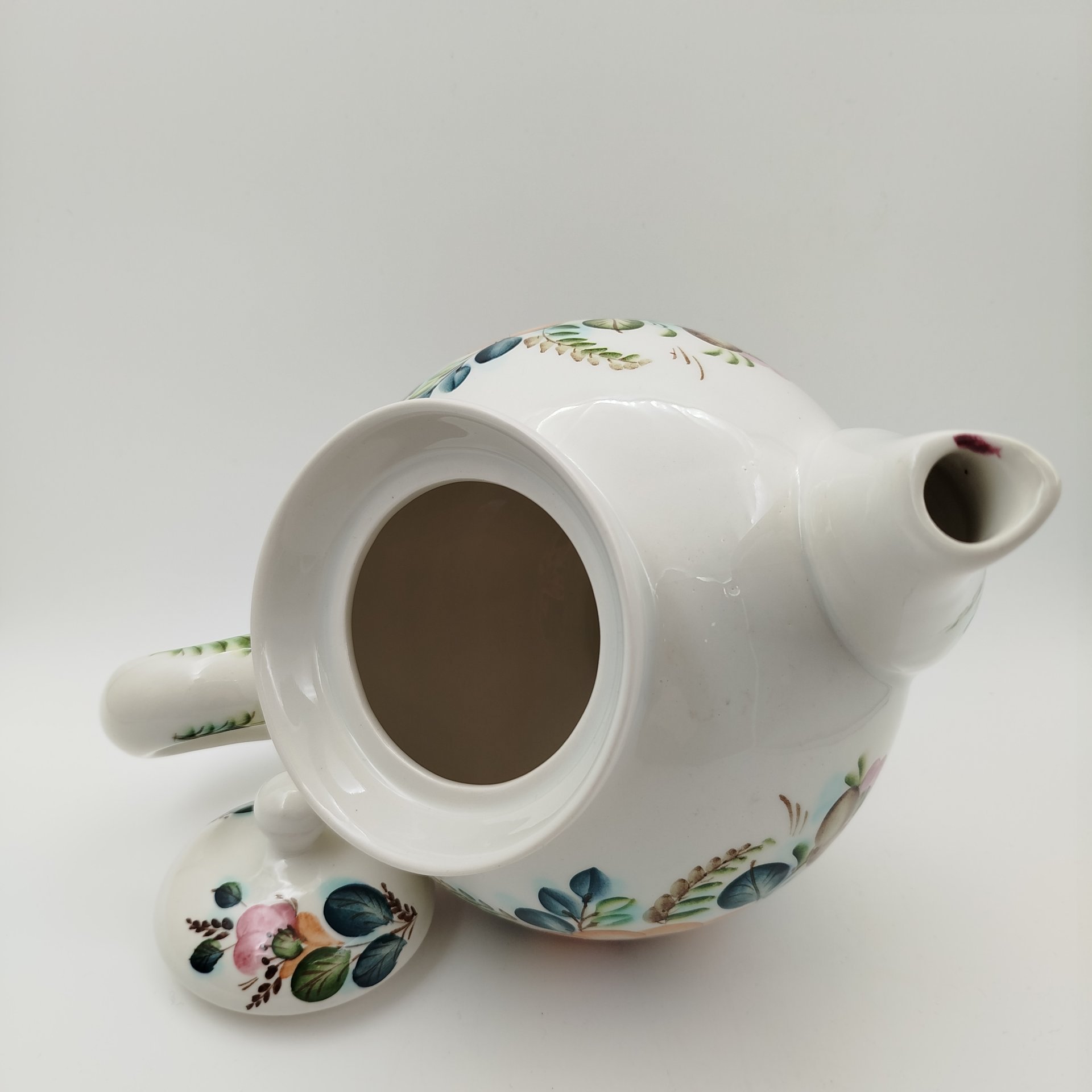 Доливной чайник, украшенный растительным декором, фаянс, роспись, Семикаракорская керамика (Семикаракорский райпромкомбинат), СССР, 1970-1990 гг.