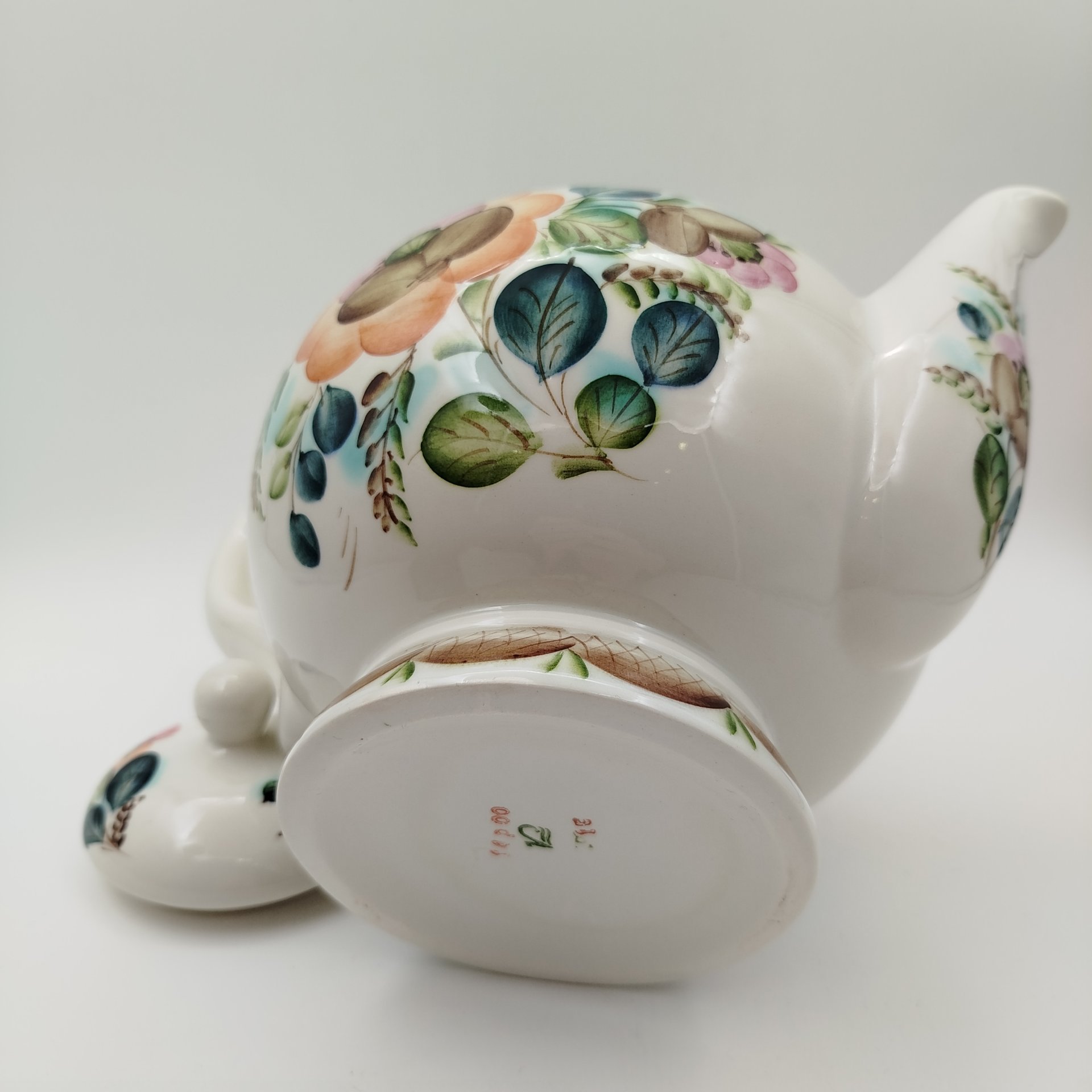 Доливной чайник, украшенный растительным декором, фаянс, роспись, Семикаракорская керамика (Семикаракорский райпромкомбинат), СССР, 1970-1990 гг.