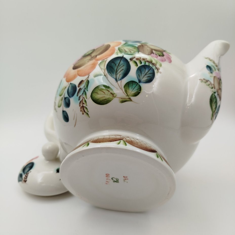 Доливной чайник, украшенный растительным декором, фаянс, роспись, Семикаракорская керамика (Семикаракорский райпромкомбинат), СССР, 1970-1990 гг.