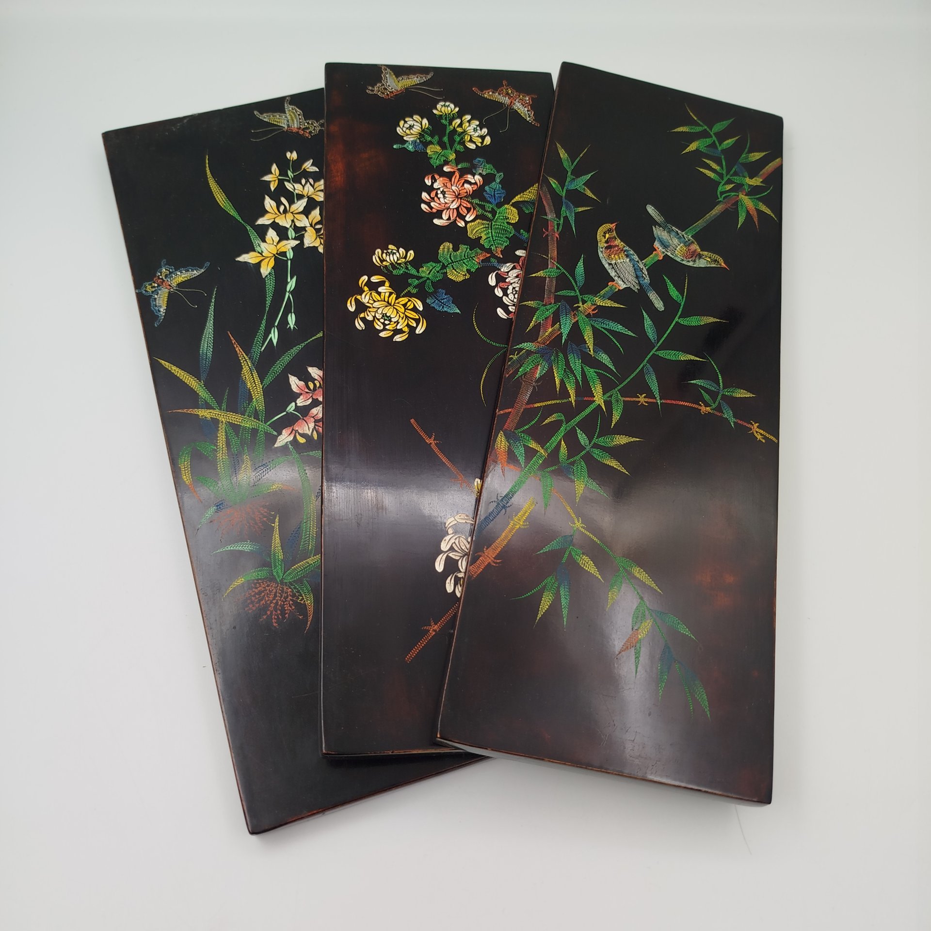 Панно настенное трехчастное "Птицы, насекомые и цветы", дерево, лак, резьба, роспись, Азия, 1970-1990 гг.