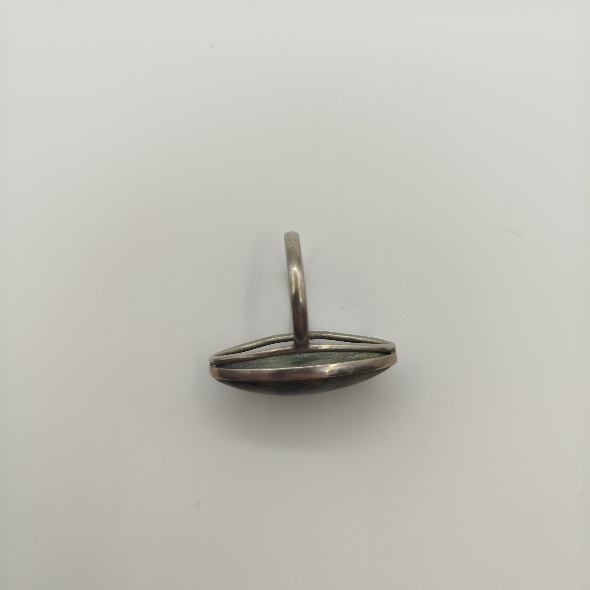 Кольцо овальной формы с зеленой вставкой, натуральный камень, металл, СССР, 1980-1990 гг.