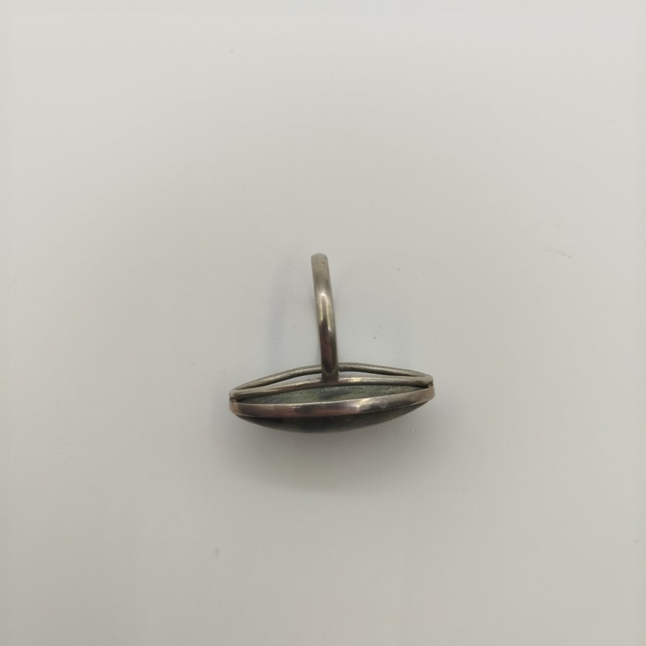 Кольцо овальной формы с зеленой вставкой