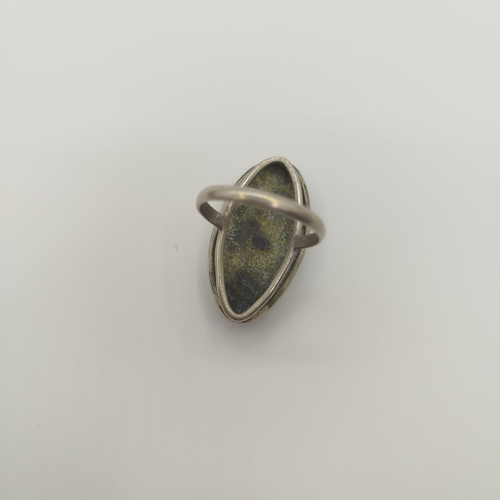 Кольцо овальной формы с зеленой вставкой, натуральный камень, металл, СССР, 1980-1990 гг.