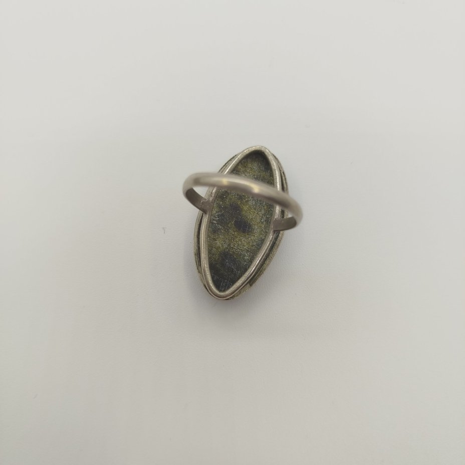 Кольцо овальной формы с зеленой вставкой