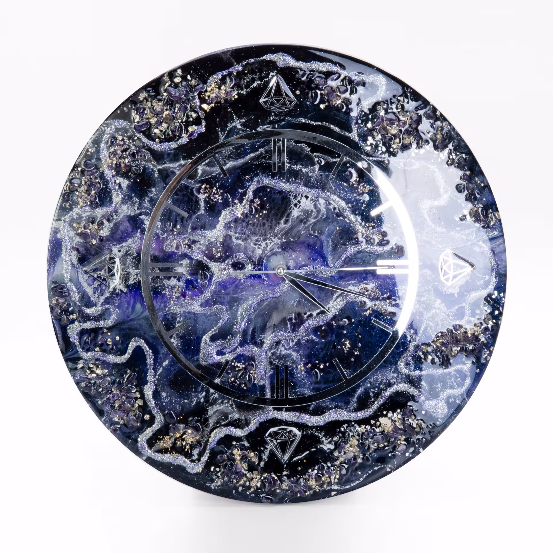 Часы настенные "Сияние Якутии", авторская ручная работа в технике Resin Art, Глянцевое 3D покрытие, натуральный камень, металл, Россия, 2021 г.