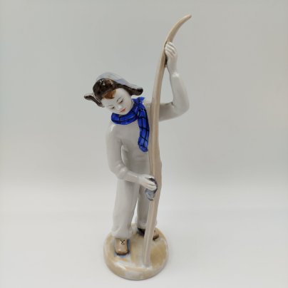 Статуэтка "Лыжник", скульптор Г.С. Столбова, художник Е.Н. Лупанова, фарфор, роспись надглазурная, Ленинградский фарфоровый завод (ЛФЗ), СССР, 1960-1970 гг.