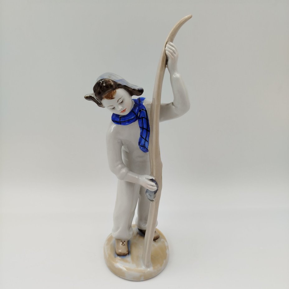 Статуэтка "Лыжник", скульптор Г.С. Столбова, художник Е.Н. Лупанова, фарфор, роспись надглазурная, Ленинградский фарфоровый завод (ЛФЗ), СССР, 1960-1970 гг.