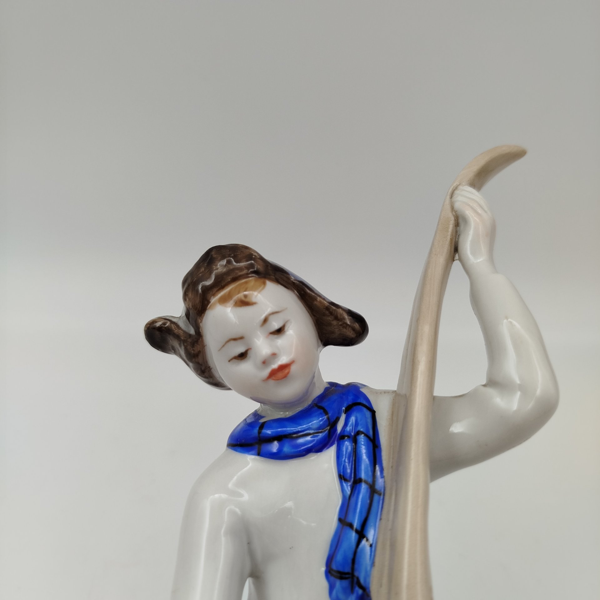 Статуэтка "Лыжник", скульптор Г.С. Столбова, художник Е.Н. Лупанова, фарфор, роспись надглазурная, Ленинградский фарфоровый завод (ЛФЗ), СССР, 1960-1970 гг.