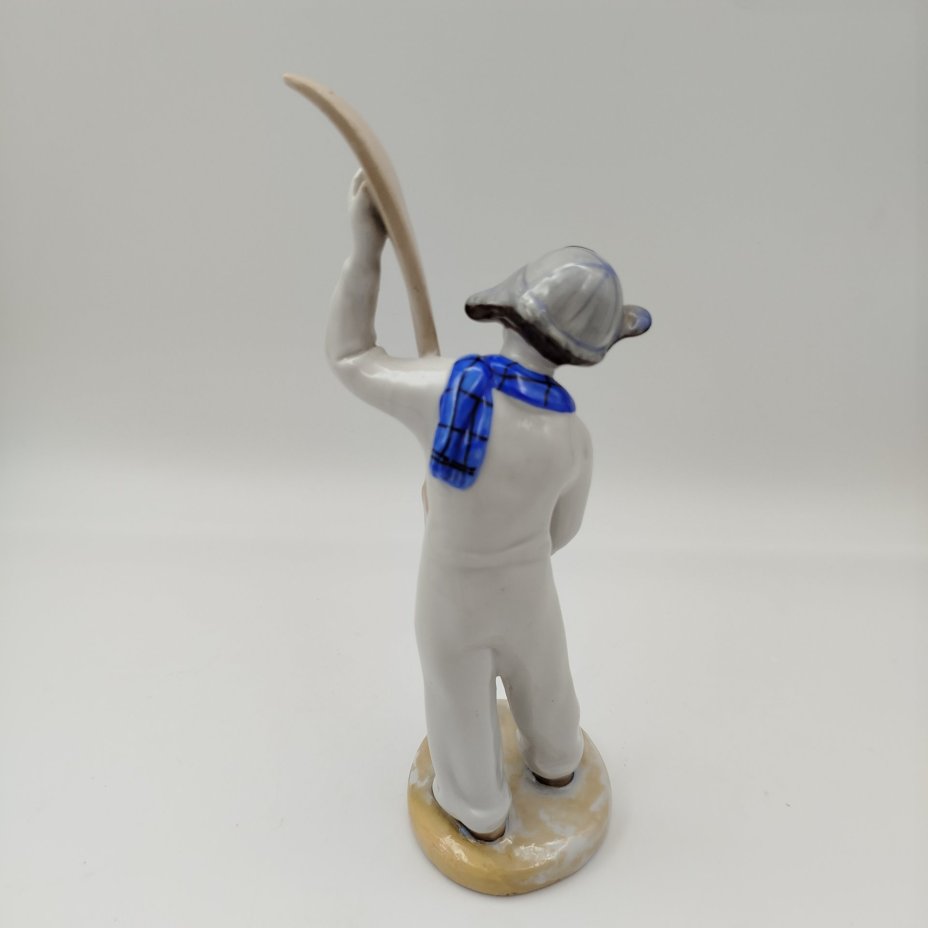 Статуэтка "Лыжник", скульптор Г.С. Столбова, художник Е.Н. Лупанова, фарфор, роспись надглазурная, Ленинградский фарфоровый завод (ЛФЗ), СССР, 1960-1970 гг.