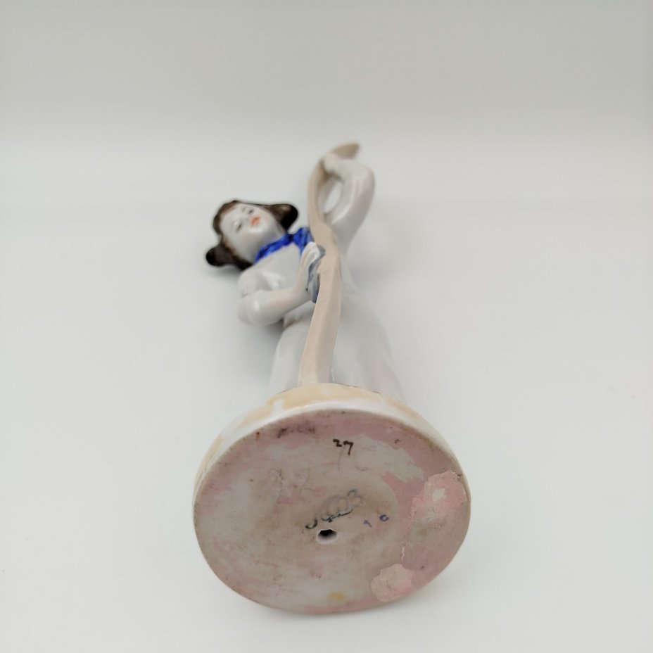 Статуэтка "Лыжник", скульптор Г.С. Столбова, художник Е.Н. Лупанова, фарфор, роспись надглазурная, Ленинградский фарфоровый завод (ЛФЗ), СССР, 1960-1970 гг.