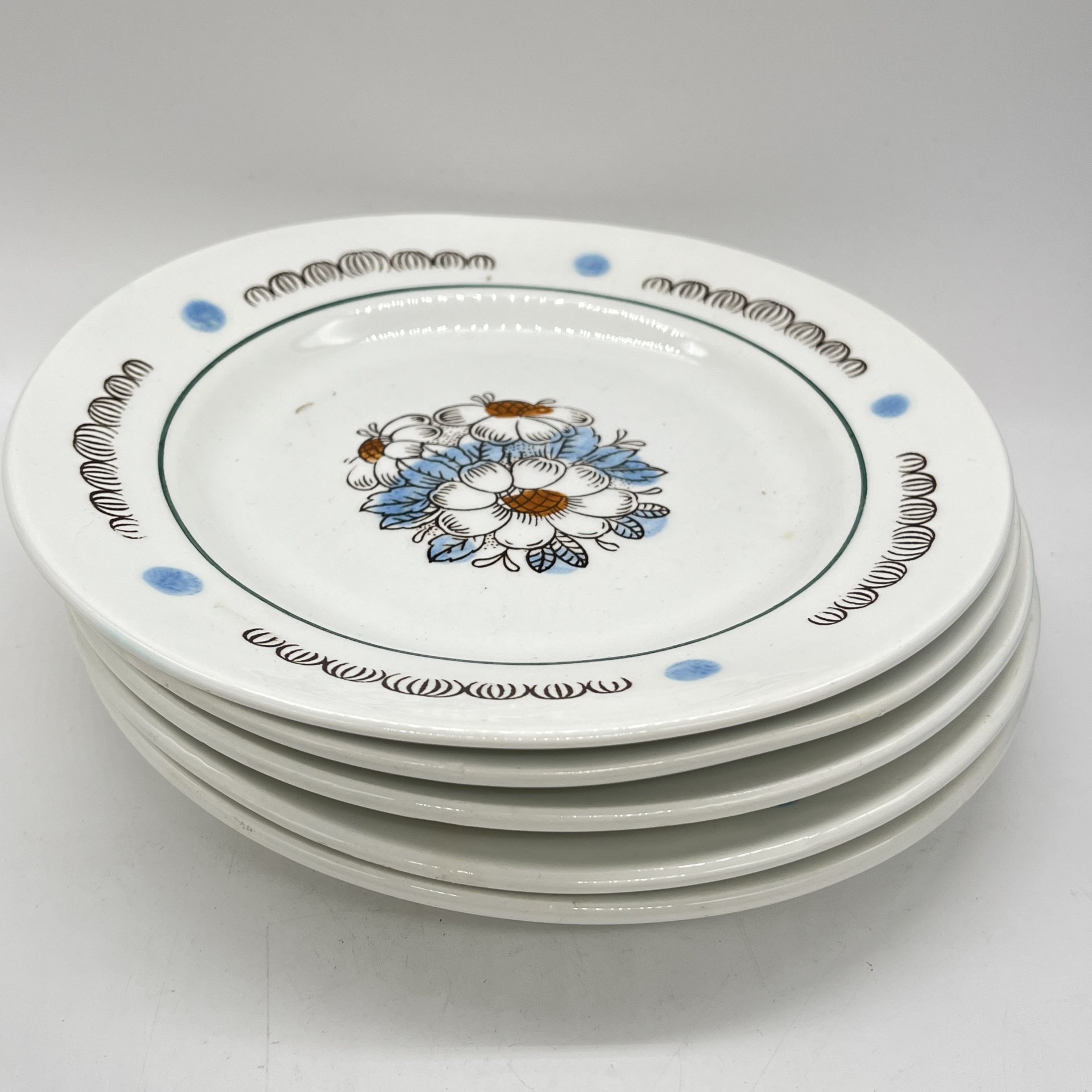 Набор из 5 десертных тарелок с цветочным декором, фаянс, деколь, Конаковский фаянсовый завод им. М.И. Калинина (ЗиК Конаково), СССР, 1960-1990 гг.